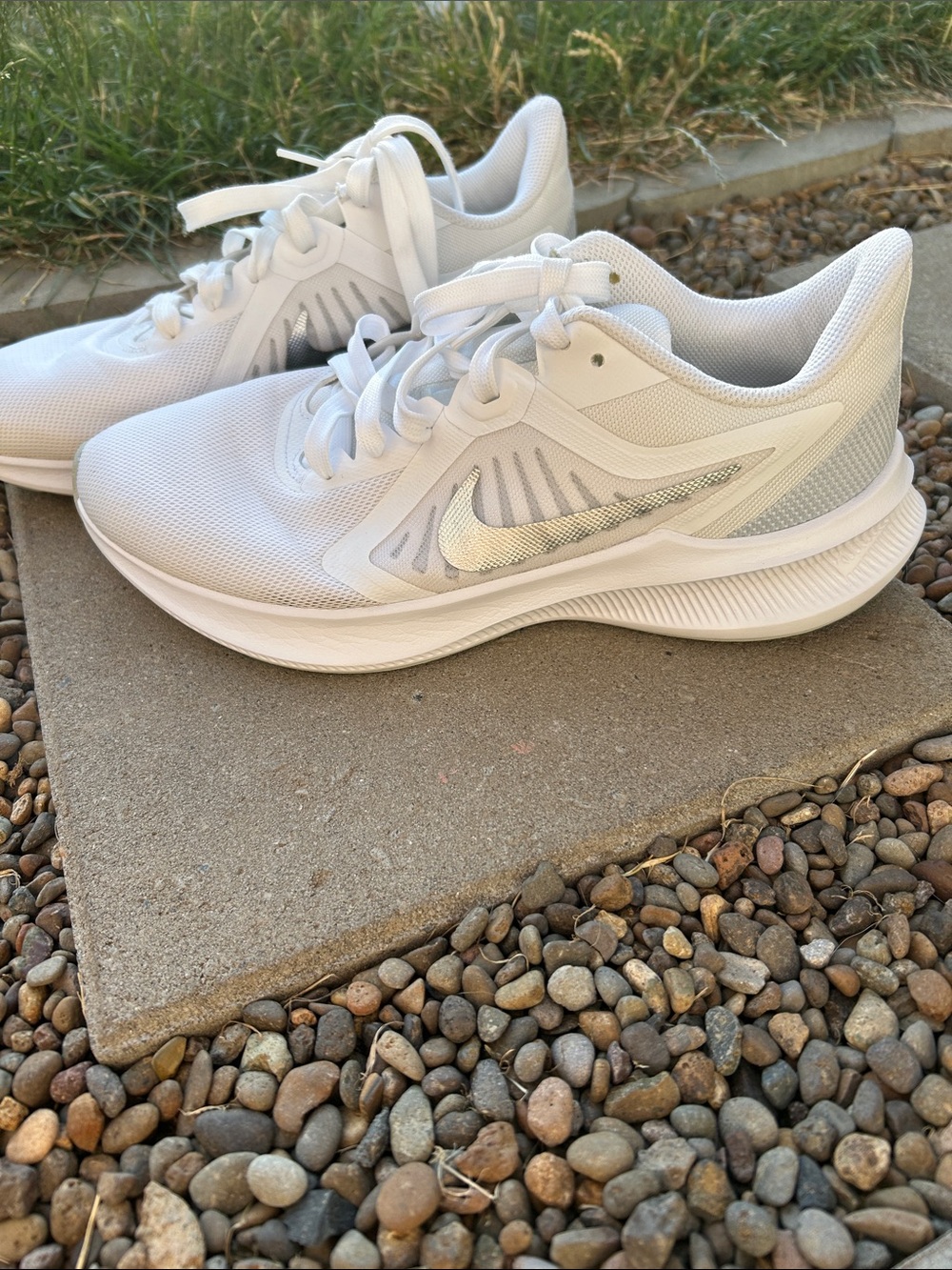 Nike Downshifter 10 Women's Running Shoes White Silver Size 9.5 CI9984-100 - Picture 4 of 7